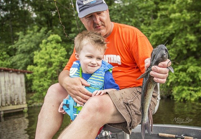 otec se synem na rybách