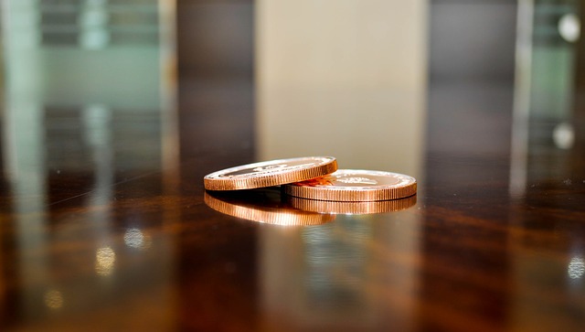 dvě mince na stole
