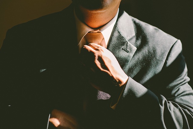 úprava kravaty podnikatele