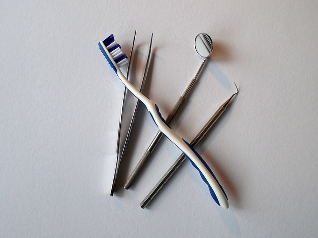 zubařské nástroje na stole