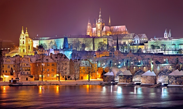 pražský hrad, nábřeží Vltavy.jpg